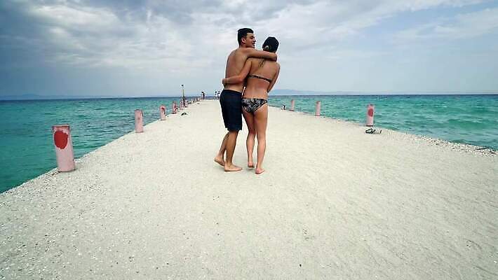 백인 라이프스타일 커플 여자 남자 행복 바다 백그라운드 2 관계 자연 휴가 함께함 건강 관리 사랑 웃음 사람 성인 야외 물 여름 햇빛 태양 기쁨 낭만 신혼여행 춤 잡기 아내 날짜 은퇴 4K MP4 해외동영상 클립영상 자연요소 서양인 계절 감정 결혼 컨셉 모션 문화예술 표정 생활 생태계 동영상 파일형식