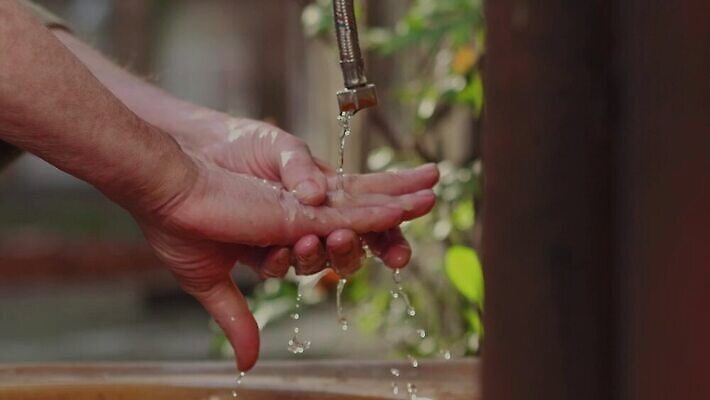 얼굴 거리 돌담 한명 사람 야외 물 달리기 청결 추위 코트 좌절 닫기 씻기 가난 청소 버리기 리빙 거지 구걸 노숙자 위생관리 헬프 4K MP4 해외동영상 클립영상 자연요소 1 감정 컨셉 모션 관리 신체부위 담장 외투 돌_바위 도움 위생 동영상 파일형식