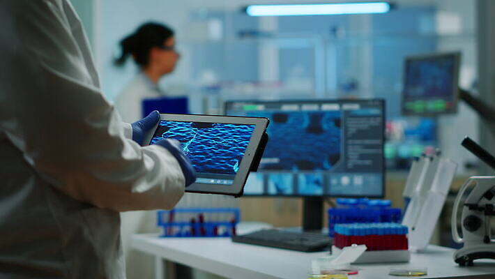 직업 과학 건강 병원 현미경 실험 컴퓨터 알약 약 장비 의사 가리킴 실험복 업무 기술자 엔지니어 실험실 바이러스 어플리케이션 생명공학 연구원 과학자 분석 동료 생물학 하이테크 미생물 개발 백신 화학물질 화학자 4K MOV 해외동영상 클립영상 교육 컨셉 의학 관계 생물 기술 실험기구 손짓 전자제품 의료진 가운 작업 화학 동영상 학자 파일형식