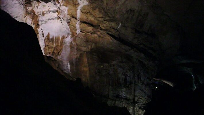모자 응시 공원 지구 벽 여행 자연 바람 휴가 산 실내 그림자 미소 사람 성인 사람없음 여행객 걷기 탐험 바위 손전등 시간 구멍 역사 동굴 지하 내추럴 석회암 옛날 종유석 지질 지질학 MOV 해외동영상 클립영상 자연요소 시선 잡화 공공시설 교육 모션 날씨 조명 표정 내부 암석 돌_바위 생태계 동영상 파일형식