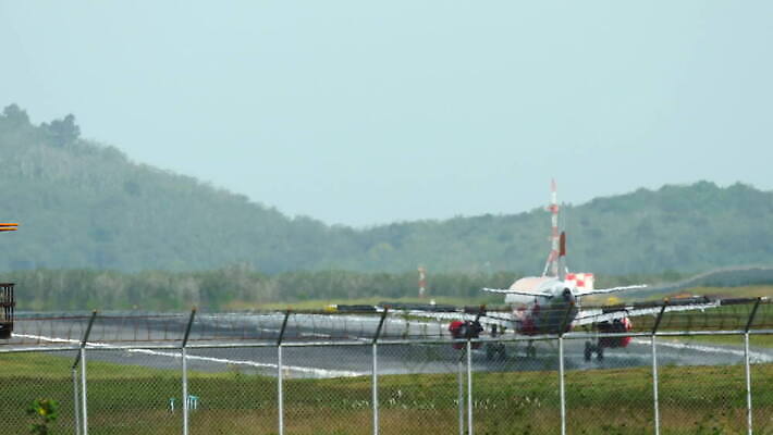 실루엣 여행 교통시설 휴가 비행기 사람없음 황혼 젖음 연기 공항 저녁 땅 도착 항공 속도 상업 활주로 제트기 승객 엔진 종료 대패 착륙 접근 항공사 4K MOV 해외동영상 클립영상 산업 길 교통 항공교통 대중교통 촬영기법 일몰 밤 야간 시설 동영상 파일형식