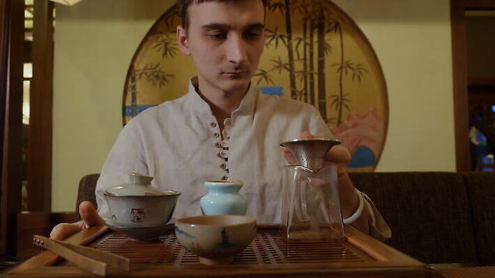 직업 전통 남자 문화 음료 건강 한명 사람 동양인 앞모습 컵 초록색 일본 중국 화목 수확 골동품 뜨거움 도자기 개울 사발 붓기 찻잔 찻주전자 녹차 오브젝트 서비스 서빙 점토 동쪽 우롱차 투입 핸드메이드 4K MOV 해외동영상 클립영상 1 식기 아시아 뷰포인트 컬러 컨셉 농업 모션 주전자 잔 인종 차_음료 강 사기그릇 방향 동영상 파일형식