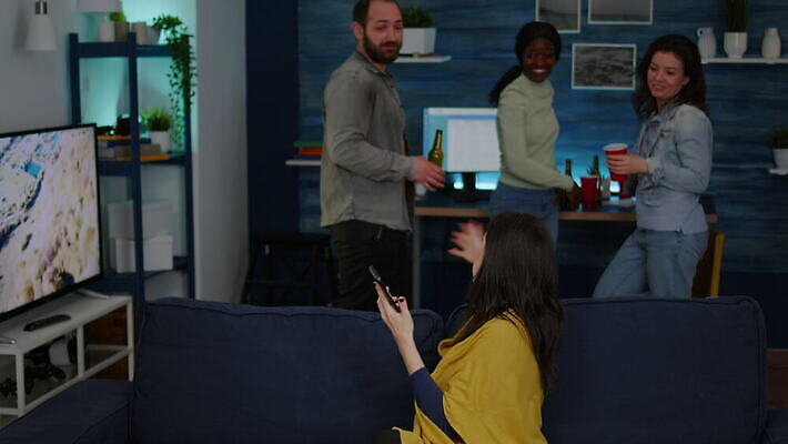 라이프스타일 응시 행복 거실 인터넷 주택 함께함 대화 웃음 사람 앉기 사람없음 친구 스마트폰 소파 방 마시기 관찰 그룹 야간 저녁 먹기 필름 영화 주말 다인종 온라인 리빙 동영상 다민족 흥미 시리즈 혼혈 사교적 4K MOV 해외동영상 클립영상 자연요소 시선 감정 컨셉 의자 관계 모션 문화예술 표정 말하기 인종 건물 생활 핸드폰 스마트기기 다문화 파일형식