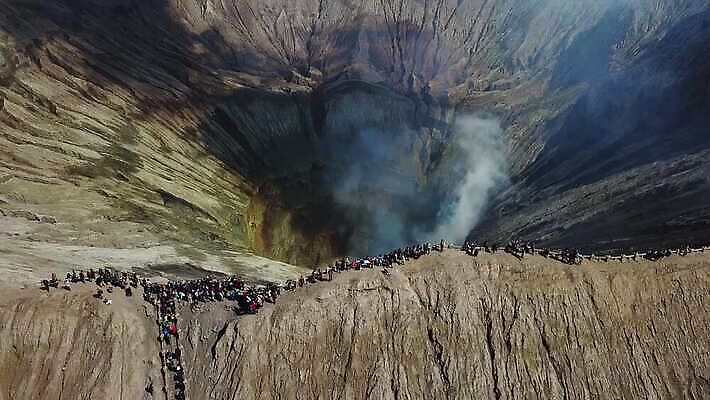 여행 자연 하늘 불꽃 산 안테나 사람 풍경 사람없음 야외 여행객 계단 동남아시아 놀람 구멍 연기 위험 큼 폭발 질감 화산 인도네시아 먼지 분화구 용암 연소 드론 랜드마크 스모그 절정 4K MOV 해외동영상 클립영상 감정 아시아 컨셉 통신 불 표정 크기 생태계 동영상 파일형식
