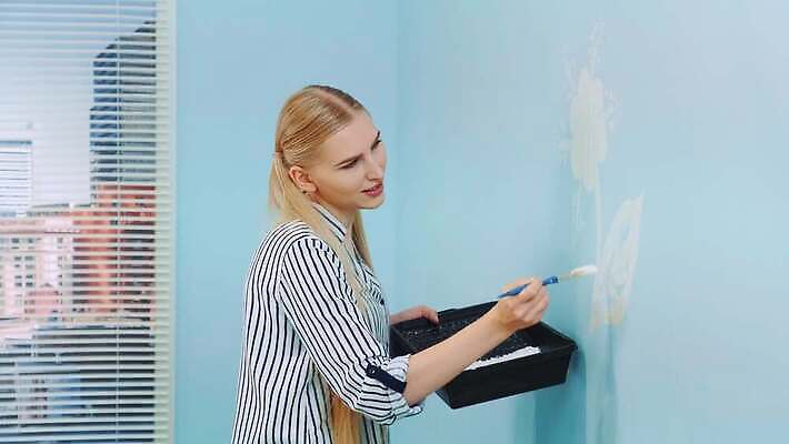 여자 꽃 벽 컬러 창문 아파트 주택 한명 내부 장식 인테리어 사무실 고층빌딩 페인트 방 공구 붓 업무 얼룩 그리기 수리 롤러 페인트붓 화가 DIY 업그레이드 4K MOV 해외동영상 슬로모션 클립영상 식물 직업 1 디자인 비즈니스 모션 촬영기법 사람 빌딩 취미 건물 도구 작업 동영상 파일형식