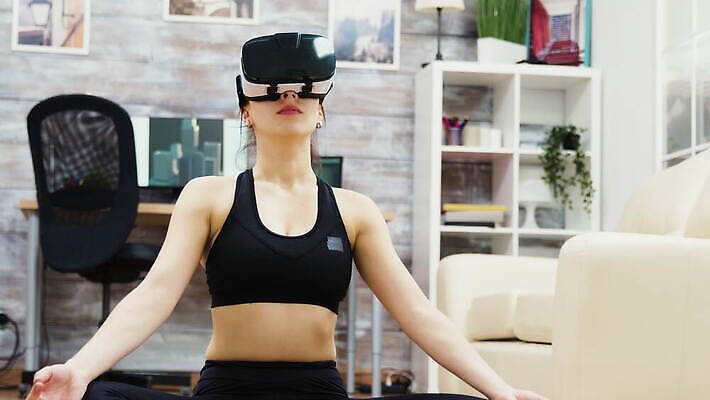 백인 여자 안경 포즈 컨셉 요가 휴식 바닥 주택 실내 건강 사람 여러명 디지털 스트레칭 연습 명상 하이테크 위치 혁명 가상 가상현실 현실 4K MOV 해외동영상 클립영상 서양인 웰빙 잡화 다수 기술 내부 건물 운동 동영상 파일형식