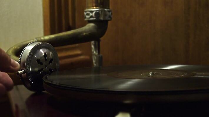 디자인 음악 백그라운드 놀이 손잡이 미술 사람없음 목재 상자 금속 확성기 소리 듣기 장비 수확 골동품 기구 춤 역사 시장 클래식 향수 오브젝트 복고 오디오 축음기 비닐 턴테이블 고물 구식 깔대기 되감기 옛날 조작 플레이어 스타일 4K MP4 해외동영상 클립영상 나무 음향기기 컨셉 농업 재료 모션 재질 문화예술 전자제품 화장품 동영상 파일형식