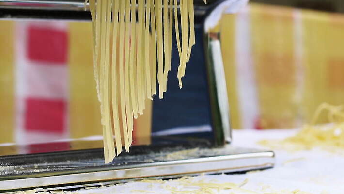 손 여자 줄 음식 빵 탁자 추상 주택 건조 파스타 건강 스파게티 관리 사람 사람없음 햇빛 노란색 기계 이탈리아 면 업무 수프 자르기 시리얼 국수 반죽 만들기 밀가루 라비올리 라자냐 마카로니 이스트 특별함 핸드메이드 토르텔리니 4K MOV 해외동영상 클립영상 유럽 컬러 가구 컨셉 무늬 모션 서양음식 건물 신체부위 태양 면류 작업 이탈리아음식 가루 동영상 파스타면 파일형식