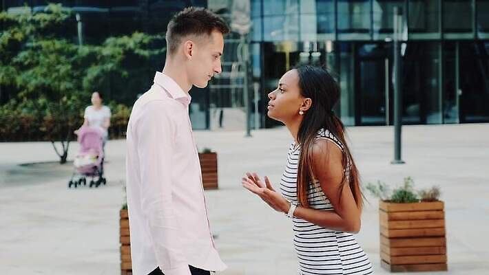 커플 흑인 2 관계 사람 성인 두명 검은색 분노 도시 싸움 문제 4K MOV 해외동영상 클립영상 서양인 감정 컬러 모션 동영상 파일형식