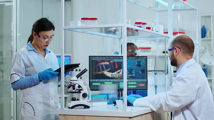 직업 과학 건강 현미경 실험 사람없음 치료 약 검은색 장비 간호사 의사 그룹 엔지니어 실험실 바이러스 보호 질병 생명공학 연구원 과학자 분석 직원 생물학 하이테크 미생물 다민족 혁명 개발 백신 전염병 화학자 코로나바이러스 4K MOV 해외동영상 클립영상 교육 컬러 컨셉 의학 생물 기술 실험기구 의료진 기술자 동영상 학자 파일형식