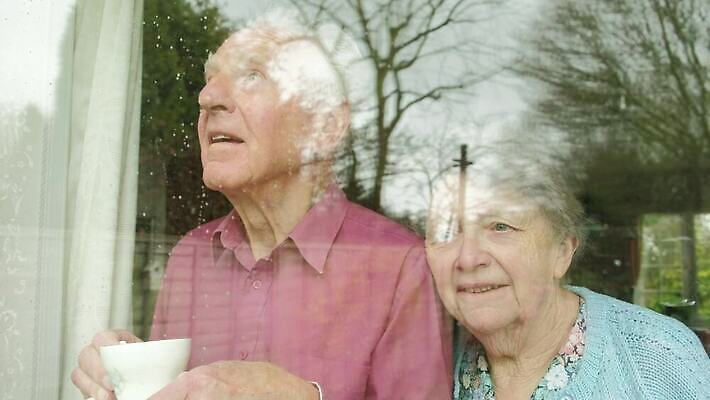 백인 라이프스타일 여자 남자 감정 할머니 얼굴 창문 유리 날씨 주택 실내 사람 성인 두명 물 슬픔 마시기 관찰 기다림 좌절 차 고독 찻잔 은퇴 빗방울 명상 고민 혼란 4K MP4 해외동영상 클립영상 자연요소 서양인 노년 음료 컨셉 모션 재질 잔 내부 건물 생활 신체부위 비_날씨 동영상 파일형식