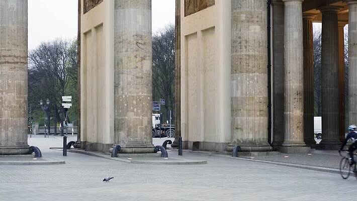 외관 유럽 문화 스포츠 여행 겨울 건축양식 하늘 독일 사람없음 야외 건물 도시풍경 조각상 자전거 어둠 가을 바위 도시 역사 심볼 대문 장면 타운 베를린 천연기념물 랜드마크 수도권 전국 4K MOV 해외동영상 클립영상 건축물 계절 건축 나라 풍경 조형물 문 바이크 돌_바위 지역 동영상 파일형식