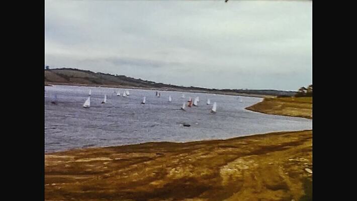 외관 스포츠 바다 여행 요트 교통시설 자연 하늘 바람 항해 사람없음 야외 물 강 경쟁 수확 골동품 거친 보트 역사 클래식 크루즈 필름 영화 향수 문서 복고 함선 선원 영사기 레가타 보관소 아마추어 옛날 4K MOV 해외동영상 클립영상 자연요소 교통 컨셉 농업 배_교통 날씨 문화예술 화장품 저장 시설 생태계 동영상 파일형식