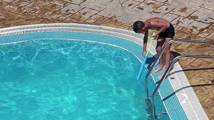 백인 남자 행복 감정 아들 어린이 장난 가족 놀이 휴가 함께함 한명 소년 야외 물 장난감 태양 맑음 수영 활발 젖음 총 게임 표현 아빠 떨어짐 당구 휴양지 섞기 총포 4K MP4 해외동영상 클립영상 자연요소 서양인 1 무기 컨셉 관계 날씨 사람 구기 장소 수상스포츠 동영상 파일형식