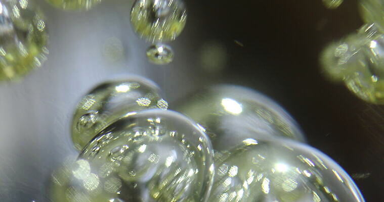 스튜디오촬영 모양 디자인 파도 컬러 백그라운드 패턴 와인잔 유리 추상 주류 실내 미술 사람없음 장식 물 빛 반사 노란색 환경 디지털 와인 거품 흰색 바 액체 닫기 질감 유리그릇 고립 브랜디 신맛 위스키 효과 4K MOV 해외동영상 클립영상 자연요소 그릇 음료 바다 무늬 술잔 모션 재질 문화예술 내부 맛 동영상 파일형식