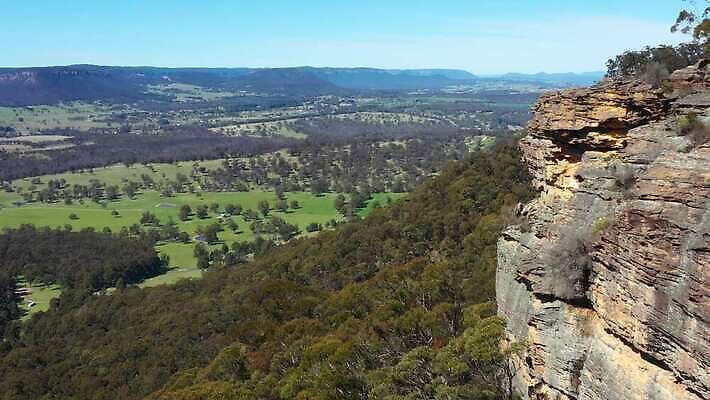 나무 여행 자연 하늘 산 안테나 풍경 사람없음 야외 초록색 파란색 갈색 환경 계곡 절벽 호주 숲 땅 언덕 암초 동영상 드론 4K MP4 해외동영상 클립영상 식물 컬러 통신 오세아니아 생태계 파일형식