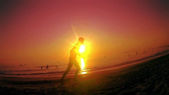 라이프스타일 남자 실루엣 스포츠 바다 모션 하늘 휴가 건강 사람 소년 사람없음 야외 물 달리기 태양 점프 일몰 기쁨 에너지 자유 체조선수 체조 느림 무료 무임승차 MOV 해외동영상 슬로모션 클립영상 자연요소 감정 어린이 컨셉 운동선수 촬영기법 생활 운동 노을 승차 동영상 파일형식