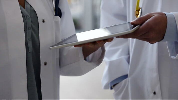 백인 여자 남자 통신 청소년 무선통신 협력 독일 실내 병원 대화 한명 20대 두명 아웃포커스 컴퓨터 태블릿 건강관리 고통 의사 코트 잡기 실험복 질병 토론 뮌헨 바이에른 성인여자만 MOV 해외동영상 클립영상 서양인 1 감정 유럽 의학 모션 촬영기법 건강 관리 말하기 사람 청년 내부 전자제품 스마트기기 외투 의료진 가운 동영상 여자만 성인만 파일형식