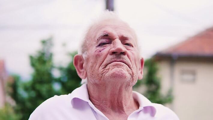 백인 캐릭터 응시 남자 얼굴 백그라운드 건강 미소 사람 성인 야외 머리 어둠 손상 고통 슬픔 흰색 표현 폭력 질병 상처 만화 사건 돌봄 남용 MP4 해외동영상 슬로모션 클립영상 서양인 시선 감정 컬러 컨셉 의학 모션 촬영기법 표정 신체부위 사회이슈 동영상 파일형식