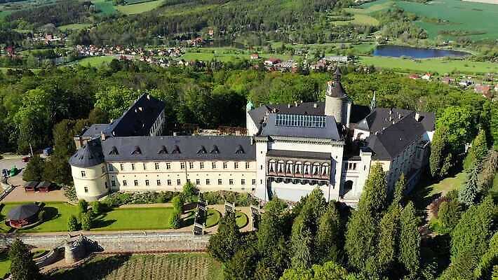 외관 공원 여행 건축양식 주택 안테나 파노라마 풍경 사람없음 야외 건물 탑 정원 궁전 바위 시골 성 중세 역사 숲 체코 고딕 랜드마크 르네상스 보헤미아 안뜰 옛날 왕국 조감도 4K MP4 해외동영상 클립영상 건축물 공공시설 건축 유럽 고건축 통신 촬영기법 돌_바위 동영상 파일형식