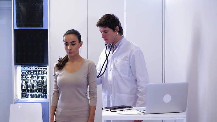 남자 백그라운드 유니폼 2 청진기 건강 병원 설명 사람 두명 치료 약 믿음 고통 환자 의사 흰색 하트 업무 확인 컨설턴트 방문 문제 보험 돌봄 압력 정신과의사 조언 혼혈 4K MOV 해외동영상 클립영상 모양 옷 감정 컬러 의학 의료기기 모션 의료진 작업 전문직 상담 다문화 동영상 파일형식