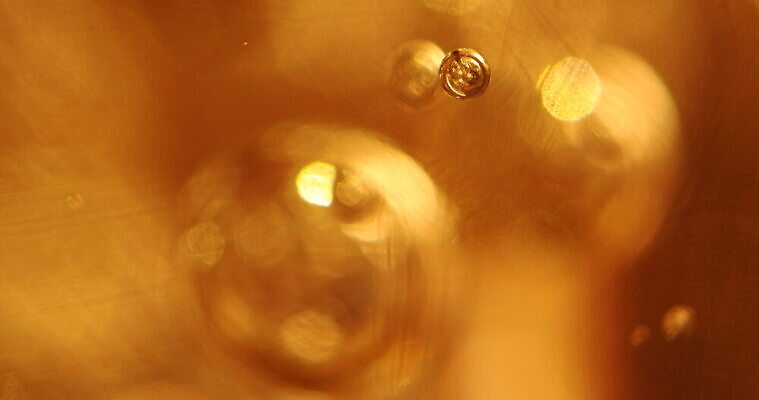 스튜디오촬영 모양 디자인 파도 컬러 백그라운드 패턴 와인잔 유리 추상 주류 실내 미술 사람없음 장식 물 빛 반사 노란색 환경 디지털 와인 거품 흰색 바 액체 닫기 질감 유리그릇 고립 브랜디 신맛 위스키 효과 4K MOV 해외동영상 클립영상 자연요소 그릇 음료 바다 무늬 술잔 모션 재질 문화예술 내부 맛 동영상 파일형식