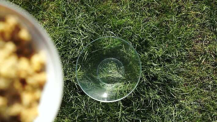 손 음식 백그라운드 건강 요리 잔디 사람없음 초록색 소풍 숟가락 맑음 식사 우유 견과류 시골 신선 조끼 투명 사발 붓기 떨어짐 아침식사 낟알 시리얼 먹기 유기농 날것 쏟아짐 섬유 내추럴 뮤즐리 오트밀 채식주의자 핸드메이드 개암 비건 그래놀라 MP4 해외동영상 슬로모션 클립영상 식물 웰빙 열매 컬러 컨셉 모션 날씨 유제품 촬영기법 수저 신체부위 야외활동 외투 직물 사기그릇 채식 동영상 파일형식 귀리