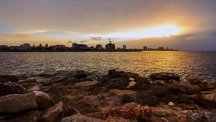 바다 풍경 사람없음 야외 관광지 컬러풀 반사 평화 저녁 쿠바 스카이라인 빛망울 아바나 4K 타임랩스 락다운 MOV 해외동영상 클립영상 컬러 여행 컨셉 촬영기법 빛 중앙아메리카 야간 동영상 파일형식
