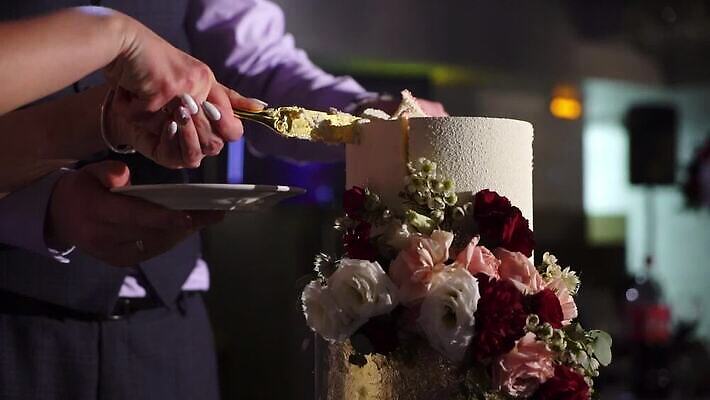 백인 커플 드레스 여자 기념일 남자 꽃 음식 조각 신랑 결혼 신혼부부 결혼식 디저트 실내 관리 사탕 사랑 사람 이벤트 장식 빨간색 장미 파티 귀여움 케이크 저녁식사 흰색 축하 가운 생일 칼 저녁 자르기 접수 MOV 해외동영상 클립영상 서양인 식물 부부 옷 감정 컬러 컨셉 관계 모션 내부 식사 야간 신혼 동영상 파일형식