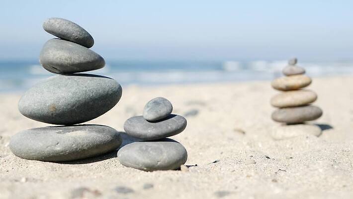 모래 파도 바다 로우앵글 요가 사람없음 물 파란색 쌓기 평화 조약돌 닫기 소프트포커스 신비 균형 명상 피라미드 보케 흙더미 구성 평형 4K MP4 해외동영상 클립영상 자연요소 건축물 웰빙 뷰포인트 컬러 컨셉 모션 촬영기법 수영 흙 돌_바위 동영상 랜드마크 파일형식 더미