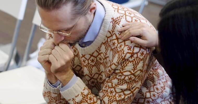 지도 의자 통신 앉기 성인 두명 믿음 검은색 듣기 모임 환자 원형 분석 고민 상담 문제 중독 정신과 정신과의사 지원 치료사 헬프 회원 안락 심리치료 4K MP4 해외동영상 카운슬러 클립영상 도형 직업 감정 컬러 가구 컨셉 의학 모션 병원 사람 치료 의사 도움 상담원 동영상 심리 파일형식