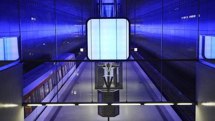 디자인 유럽 선 여행 백그라운드 이동 건축양식 교통시설 유리 미래 독일 사람없음 내부 건물 파란색 빛 사무실 계단 금속 기차 도시 시간 터널 전철 역 아래 속도 에스컬레이터 튜브 지하 일반 빛망울 대칭 함부르크 비어있는 4K MOV 해외동영상 클립영상 건축물 건축 나라 길 육상교통 컬러 교통 컨셉 비즈니스 재질 대중교통 방향 시설 위치 동영상 파일형식