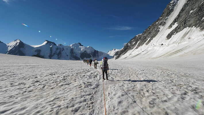 밧줄 겨울 배낭 자연 하늘 산 사람없음 파란색 맑음 산책 등산 그룹 정상 고도 빙하 산악가 4K MOV 해외동영상 슬로모션 클립영상 계절 줄 컬러 가방 날씨 휴식 촬영기법 트래킹 생태계 동영상 파일형식