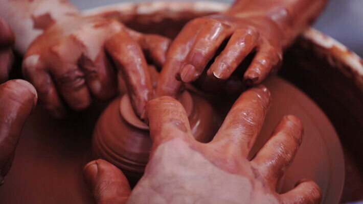 모양 전통 손 문화 어린이 손가락 기술 창조 미술 갈색 꽃병 수확 조끼 업무 바퀴 항아리 도자기 원형 작업실 사발 성형수술 제조 냄비 서식 복고 만들기 예술가 점토 진흙 장인 조형 주인 수공예 공예가 도예가 압력 조각가 핸드메이드 MOV 해외동영상 클립영상 도형 직업 꽃 컬러 농업 모션 문화예술 사람 신체부위 외투 작업 사기그릇 수술 솥 공예 동영상 파일형식