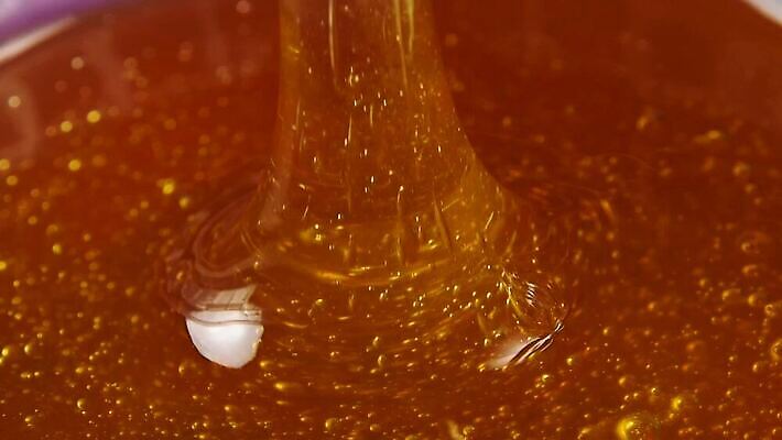 음식 백그라운드 오렌지 재료 부분 모션 디저트 건강 요리 사람없음 갈색 노란색 우주 금속 숟가락 젖음 흐름 신선 투명 액체 황금 붓기 닫기 달콤 떨어짐 유혹 각도 서빙 시럽 꿀 느림 충동구매 내추럴 아카시아 채식주의자 유체 MOV 해외동영상 클립영상 나무 컬러 컨셉 과일 재질 수저 쇼핑 맛 채식 동영상 과소비 파일형식