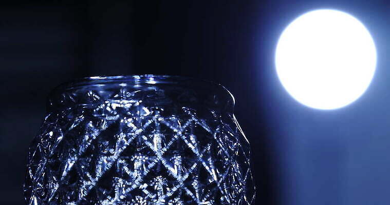 디자인 컬러 백그라운드 패턴 유리 추상 조명 미술 사람없음 장식 물 뷰티 반사 노란색 디지털 젖음 추위 물방울 닫기 소프트포커스 브레이크 크리스탈 빗방울 질감 다이아몬드 유리그릇 블러 블러효과 새기다 인공 비어있는 4K MOV 해외동영상 클립영상 자연요소 그릇 무늬 모션 재질 문화예술 촬영기법 비_날씨 광석 보석 동영상 파일형식 효과