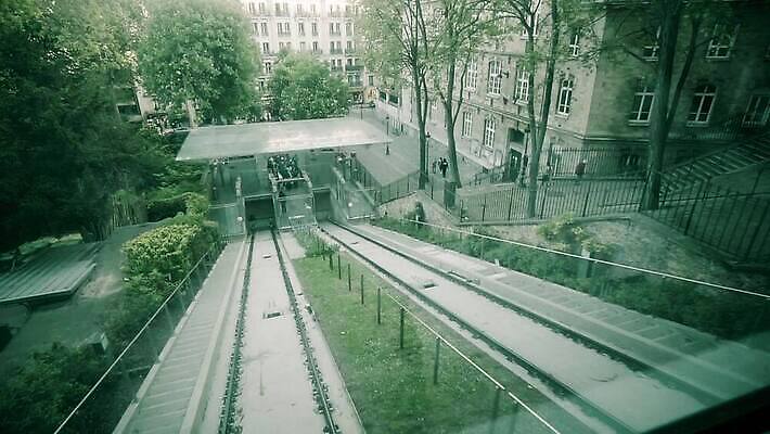 유럽 종교 선 여행 교통시설 자동차 사람없음 성당 여행객 기차 프랑스 흰색 도시 사찰 은색 엘리베이터 언덕 리프트 일반 프랑스어 랜드마크 1인칭시점 파리(프랑스) MOV 해외동영상 클립영상 문자 시선 나라 육상교통 컬러 교통 종교건축 대중교통 사람 시설 동영상 파일형식