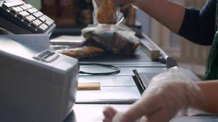 직업 음식 장갑 돈 실내 안전 사람없음 약 세일 환경 상점 도시 시장 닫기 보호 구매 상품 계산대 고객 예방 바코드 수납 문제 소매 일반 슈퍼마켓 계산원 소셜 전염병 체크아웃 코로나바이러스 4K MP4 해외동영상 클립영상 잡화 컨셉 의학 모션 내부 쇼핑 재산 바이러스 질병 동영상 파일형식