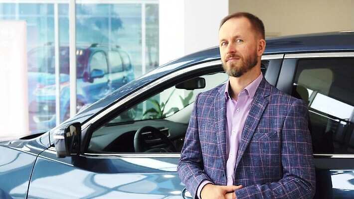 남자 셔츠 돈 2 의자 비즈니스 바지 자동차 전등 새로움 수염 한명 정장 내부 파란색 세일 상점 재킷 거래 덮개 비즈니스맨 바퀴 선택 구매 토론 브레이크 손목시계 서비스 속도 연료 가스 엔진 모터 디젤 완벽 자동 조언 대리인 4K MOV 해외동영상 클립영상 1 옷 육상교통 시계 컬러 가구 컨셉 상의 장신구 하의 조명 사람 쇼핑 외투 뚜껑 직장인 재산 동영상 파일형식