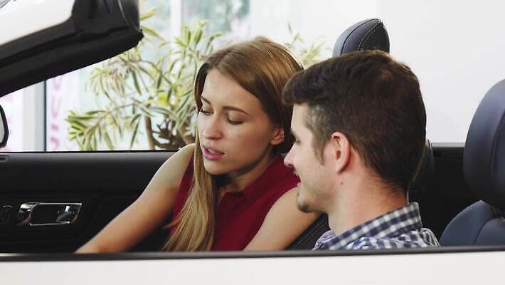 커플 여행 가족 관계 교통시설 자동차 결혼식 새로움 함께함 안전 사람 두명 금융 판매 상점 운전 바퀴 운전사 구매 고객 계약 오픈카 투자 소매 주인 보험 대여 렌탈 자동 소유 안락 4K MOV 해외동영상 클립영상 직업 육상교통 결혼 교통 컨셉 비즈니스 모션 승용차 경제 쇼핑 시설 동영상 파일형식