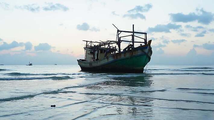 산업 모래 바다 섬 여행 백그라운드 교통시설 태국 자연 하늘 낚시 항해 풍경 사람없음 물 여름 파란색 금속 항구 일몰 손상 화물 만 보트 충돌 버리기 부식 함선 폭풍 깨짐 썩음 조난 4K MOV 해외동영상 클립영상 자연요소 계절 아시아 컬러 교통 컨셉 배_교통 모션 재질 레저 날씨 노을 운송업 시설 생태계 동영상 파일형식