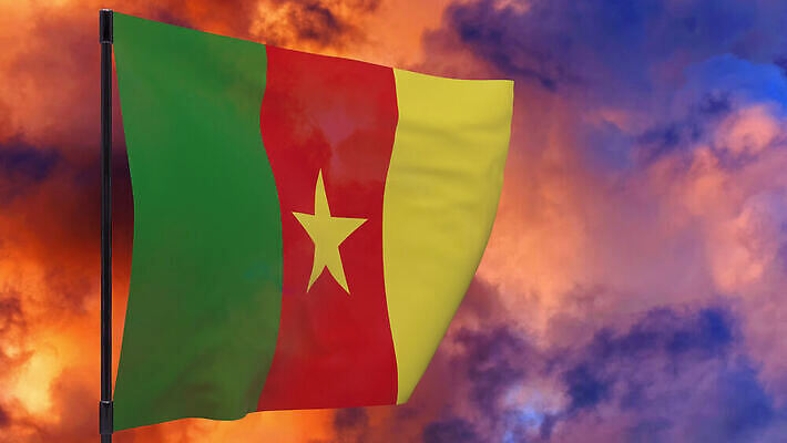 배너 물결 하늘 불 바람 사람없음 빨간색 일몰 깃발 연기 깃대 봉 위기 재앙 전국 카메룬 4K MOV 해외동영상 클립영상 자연요소 컬러 아프리카 날씨 노을 동영상 파일형식