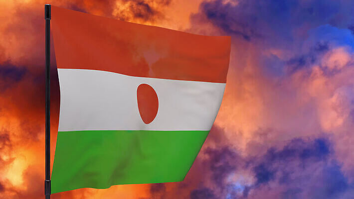 구름 배너 물결 하늘 불 바람 사람없음 빨간색 일몰 깃발 연기 깃대 봉 니제르 위기 재앙 전국 4K MOV 해외동영상 클립영상 자연요소 컬러 날씨 노을 동영상 파일형식