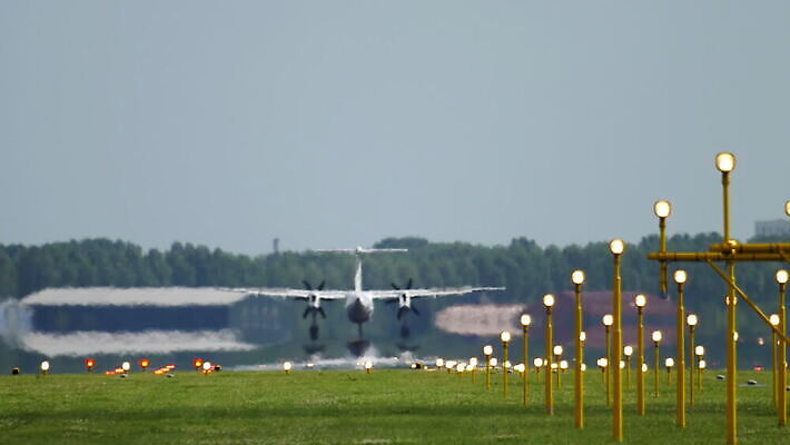 교통시설 하늘 비행기 사람없음 안개 뜨거움 공항 항공 프로펠러 상업 제트기 승객 엔진 암스테르담 대패 착륙 접근 항공사 MOV 해외동영상 클립영상 산업 교통 항공교통 날씨 대중교통 네덜란드 시설 동영상 파일형식