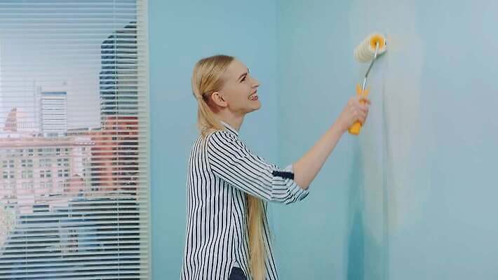 여자 꽃 벽 컬러 창문 아파트 주택 한명 내부 장식 인테리어 사무실 고층빌딩 페인트 방 공구 붓 업무 얼룩 그리기 수리 롤러 페인트붓 화가 DIY 업그레이드 4K MOV 해외동영상 슬로모션 클립영상 식물 직업 1 디자인 비즈니스 모션 촬영기법 사람 빌딩 취미 건물 도구 작업 동영상 파일형식