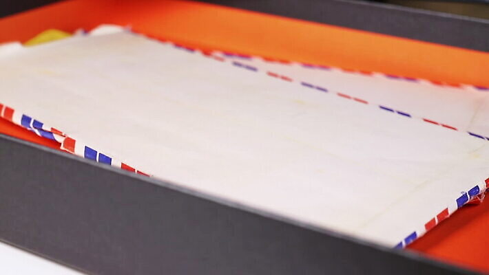 스튜디오촬영 백그라운드 컨셉 포장 아이디어 실내 창조 사람없음 상자 낭만 작업 컨테이너 편지 향수 묘사 수납 짐싸기 국제우편 편지쓰기 MOV 해외동영상 클립영상 산업 내부 화장품 기록 우편물 동영상 파일형식