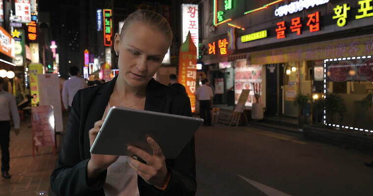 백인 배너 행복 아시아 거리 서울 미소 사람 성인 전자제품 컴퓨터 컬러풀 태블릿 터치패드 알약 상점 디지털 도시 이메일 야간 휴대용 무선전화기 네온 타입 빛망울 패드 터치스크린 유흥 4K MOV 해외동영상 클립영상 자연요소 서양인 감정 나라 컬러 한국 표정 빛 스마트기기 약 전화기 오브젝트 동영상 파일형식