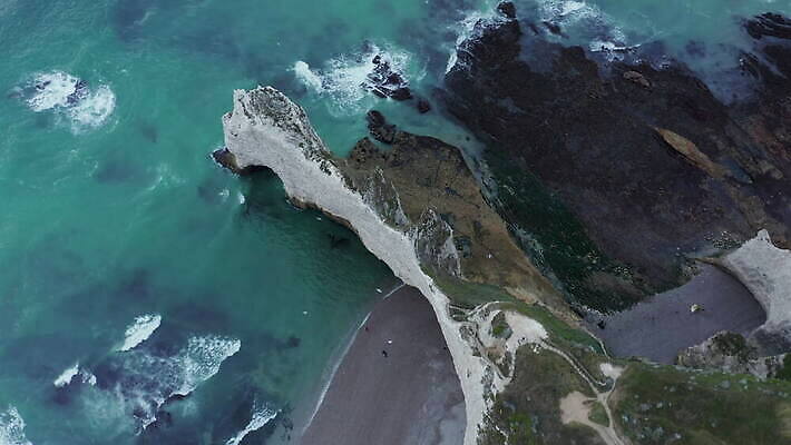 유럽 바다 자연 안테나 파노라마 사람없음 초록색 물 파란색 하이앵글 절벽 프랑스 만 아치 프랑스어 노르망디 드론 랜드마크 4K MOV 해외동영상 클립영상 자연요소 문자 나라 뷰포인트 컬러 통신 촬영기법 생태계 동영상 파일형식