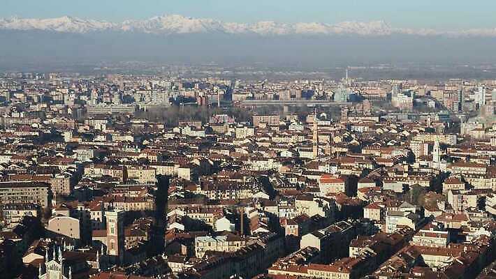 유럽 건축양식 사람없음 건물 도시풍경 이탈리아 도시 타운 산기슭 랜드마크 피에몬테 4K MP4 해외동영상 클립영상 건축물 건축 나라 산 풍경 동영상 파일형식