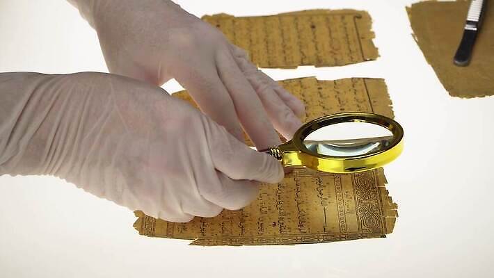 교육 종교 종이 과학 장갑 백그라운드 캘리그라피 텍스트 유리 탁자 돋보기 관리 사람 사람없음 책 빛 스터디 갈색 수확 골동품 기록 역사 재산 확대 이슬람교 편지 읽기 과학자 박물관 복고 문학 페이지 신성 고고학 대본 아랍어 옛날 오리지널 원고 필기체 4K MP4 해외동영상 클립영상 직업 문자 잡화 컬러 가구 농업 모션 재질 금융 학습 동영상 학자 파일형식